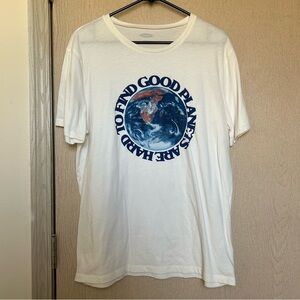 Earth Day Graphic T Shirt “Good Planets Are Hard to Find” - Old Navy - Size L